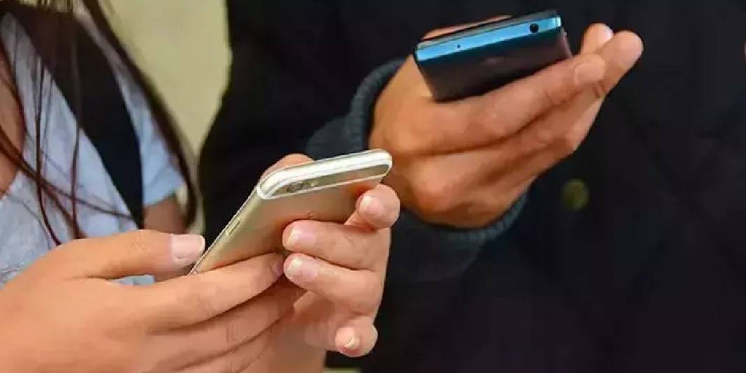 Herkes bilmeden bu hatayı yapıyor, akıllı telefonunun ömrünü kısaltıyor! Pil hatasına dikkat: 5 yıl birden kısaltıyor 2